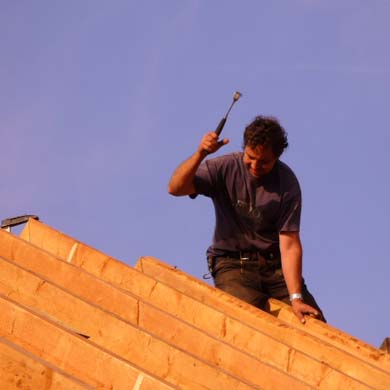 Professionelle Zimmererwerkzeuge auf frischem Holz
